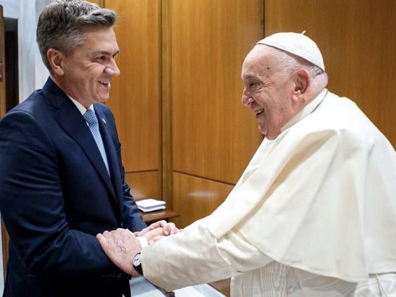 El gobernador Zdero decretó 7 días de duelo por el fallecimiento del Papa Francisco El gobernador Zdero decretó 7 días de duelo por el fallecimiento del Papa Francisco