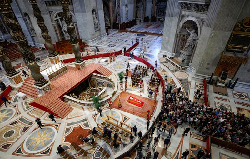 Miles de fieles despiden al papa Francisco en la Basílica de San Pedro Miles de fieles despiden al papa Francisco en la Basílica de San Pedro