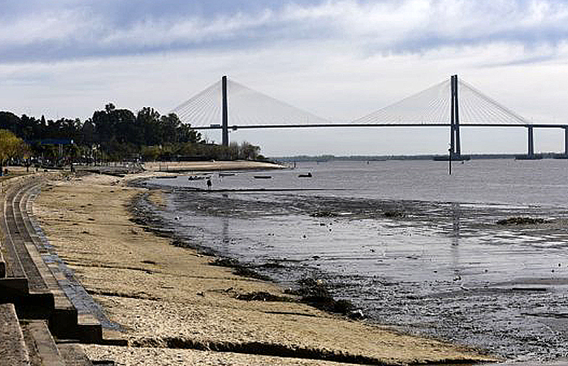 Brusca bajante del río Paraná en las últimas semanas: registra un nivel de apenas 77 cms. en Rosario Brusca bajante del río Paraná en las últimas semanas: registra un nivel de apenas 77 cms. en Rosario