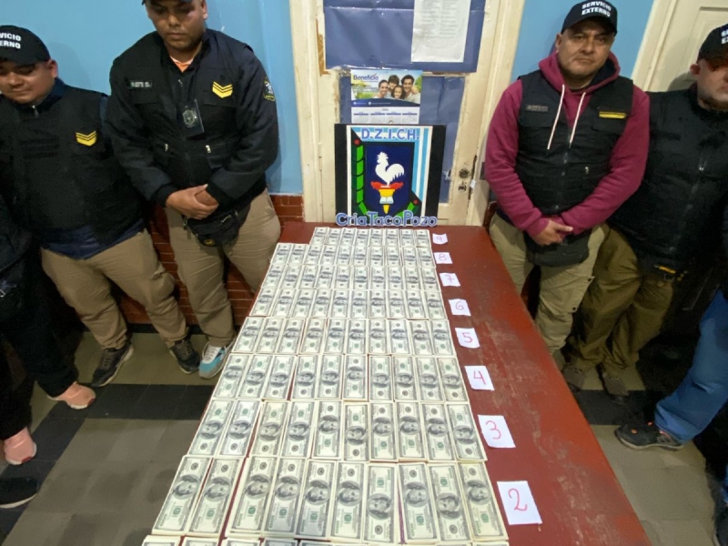 Demoraron en Taco Pozo a cinco salteños con más de 88 mil dólares de dudosa procedencia Demoraron en Taco Pozo a cinco salteños con más de 88 mil dólares de dudosa procedencia