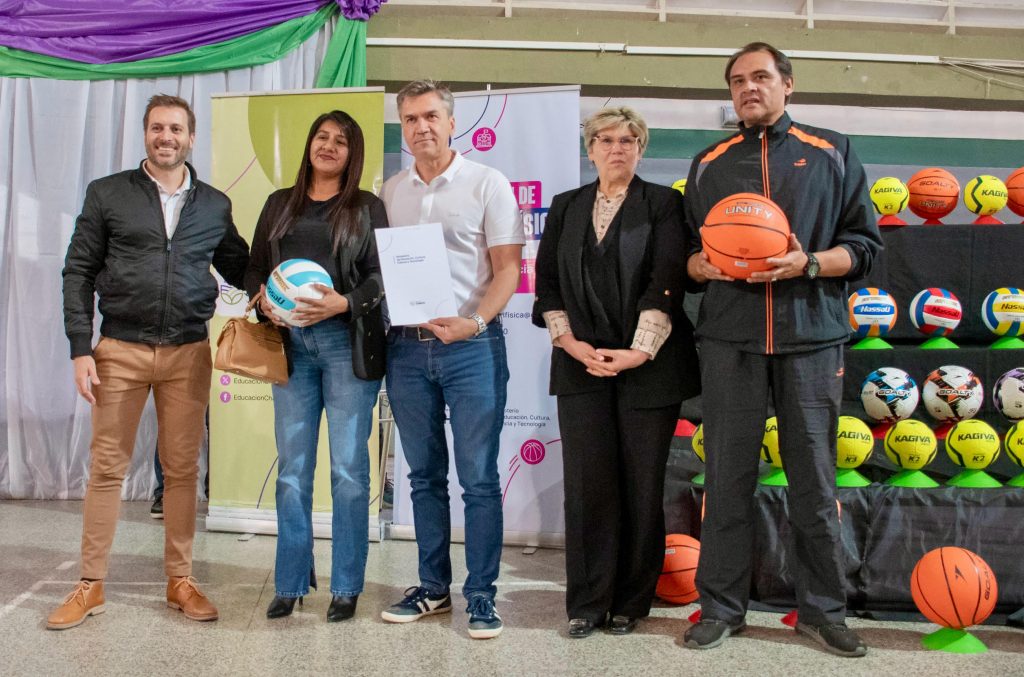 El gobernador entregó elementos y kits deportivos para escuelas de El Impenetrable El gobernador entregó elementos y kits deportivos para escuelas de El Impenetrable