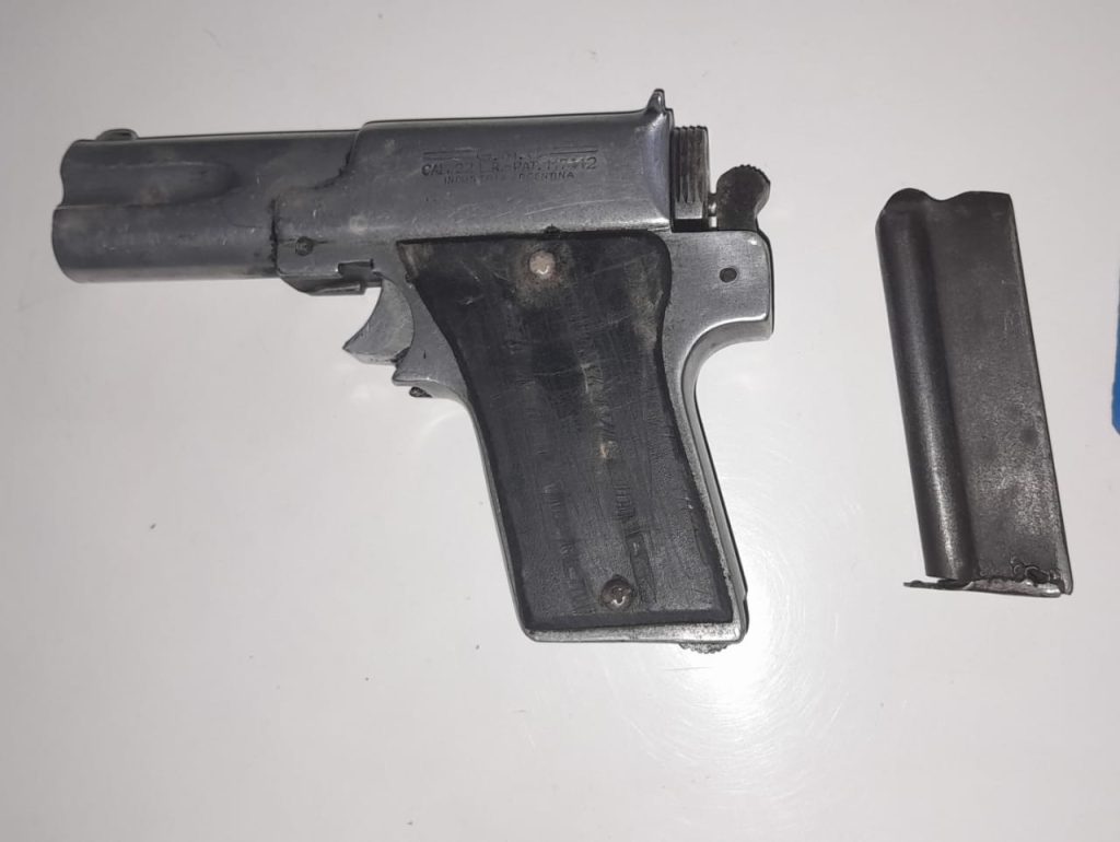 Dijo que lo atacaron a balazos pero era mentira: causa por falsa denuncia y detenido por estar prófugo Dijo que lo atacaron a balazos pero era mentira: causa por falsa denuncia y detenido por estar prófugo