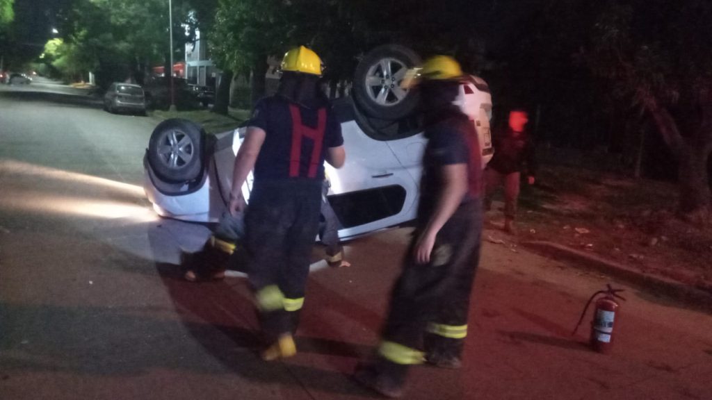 Madrugada accidentada en Resistencia: dos vuelcos con pocos minutos de diferencia Madrugada accidentada en Resistencia: dos vuelcos con pocos minutos de diferencia