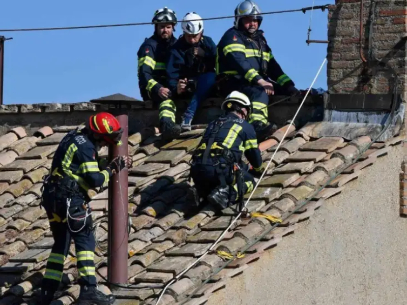 Instalan la chimenea en la Capilla Sixtina para el cónclave que comenzará el 7 de mayo Instalan la chimenea en la Capilla Sixtina para el cónclave que comenzará el 7 de mayo