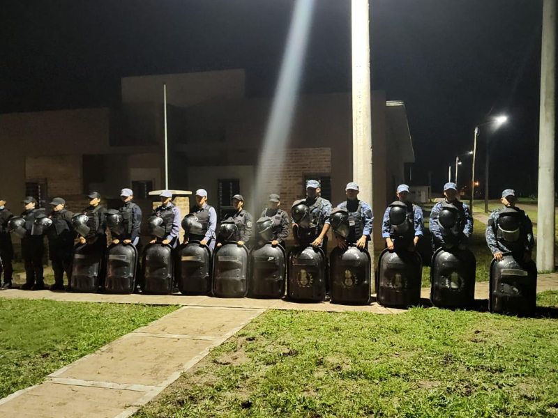 La Policía desalojó viviendas en construcción que habían sido ocupadas en Selvas del Río de Oro La Policía desalojó viviendas en construcción que habían sido ocupadas en Selvas del Río de Oro