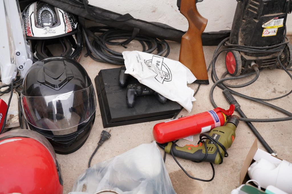 Tras allanamientos, encontraron un arsenal, drogas, dinero y bienes de dudosa procedencia