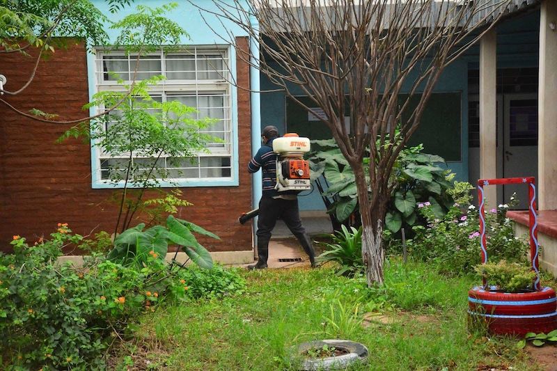 En J.J. Castelli realizan fumigación preventiva en instituciones educativas En J.J. Castelli realizan fumigación preventiva en instituciones educativas