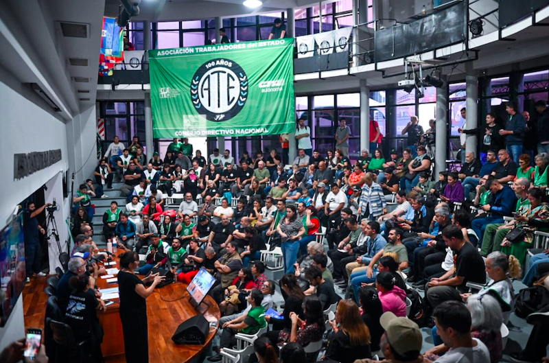 ATE y la UTEP, en plenario ratificaron la movilización del 22 de mayo: “El nuevo acuerdo con el FMI no nos puede pasar por el costado” ATE y la UTEP, en plenario ratificaron la movilización del 22 de mayo: “El nuevo acuerdo con el FMI no nos puede pasar por el costado”