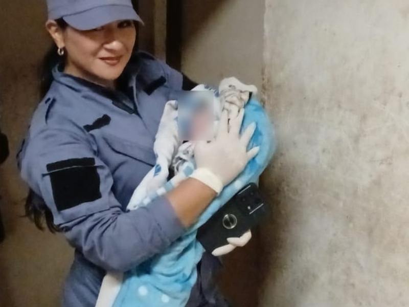 Una joven dio a luz en su domicilio: fue asistida por la Policía y trasladada al Hospital Una joven dio a luz en su domicilio: fue asistida por la Policía y trasladada al Hospital