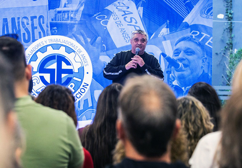 El dardo del gremio de la ANSES para Milei: ”Hace caja con nuestros salarios” El dardo del gremio de la ANSES para Milei: ”Hace caja con nuestros salarios”