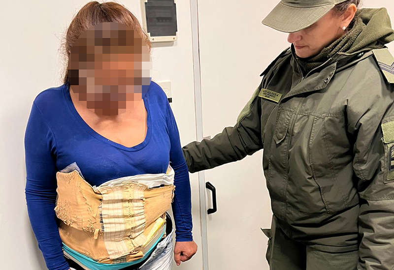 Detienen a una pasajera que ocultaba seis paquetes con cocaína adosados a su abdomen Detienen a una pasajera que ocultaba seis paquetes con cocaína adosados a su abdomen