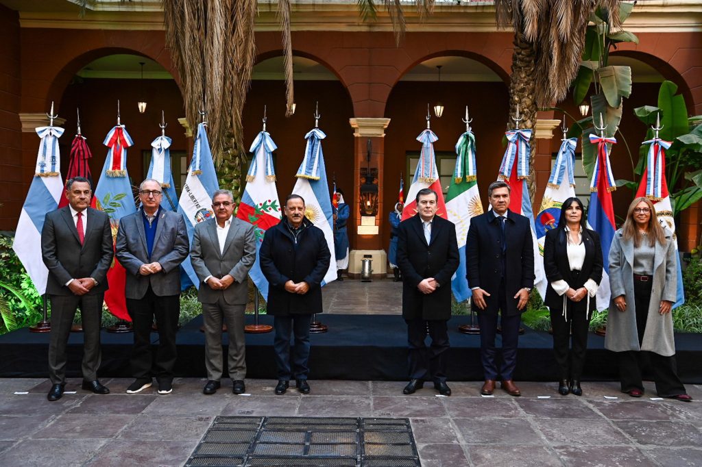 Zdero asistió a la reunión de mandatarios del Norte Grande y del Litoral en Santiago del Estero Zdero asistió a la reunión de mandatarios del Norte Grande y del Litoral en Santiago del Estero