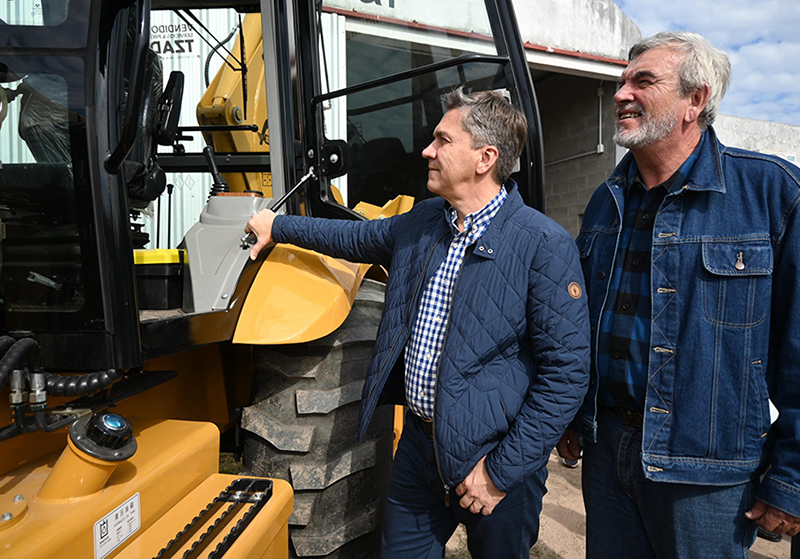 El Consorcio Caminero N°65 “Tacuarí Este” de Puerto Vilelas recibió nueva maquinaria El Consorcio Caminero N°65 “Tacuarí Este” de Puerto Vilelas recibió nueva maquinaria