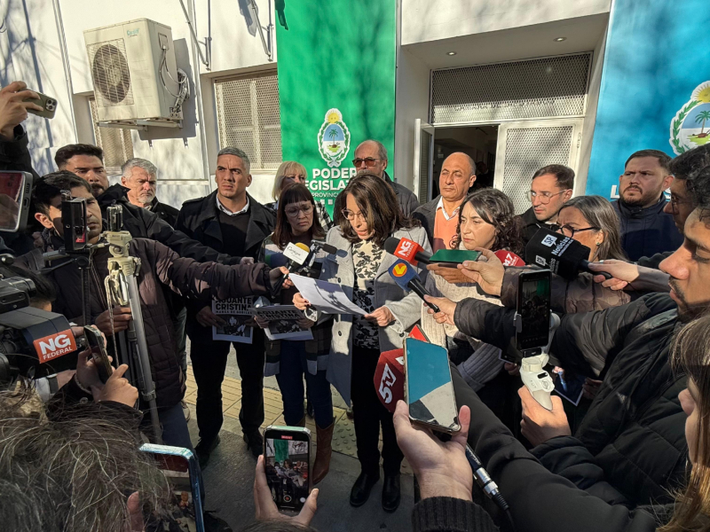 “Esto no es justicia: es proscripción”, la declaración del interbloque del peronismo por la condena a CFK “Esto no es justicia: es proscripción”, la declaración del interbloque del peronismo por la condena a CFK