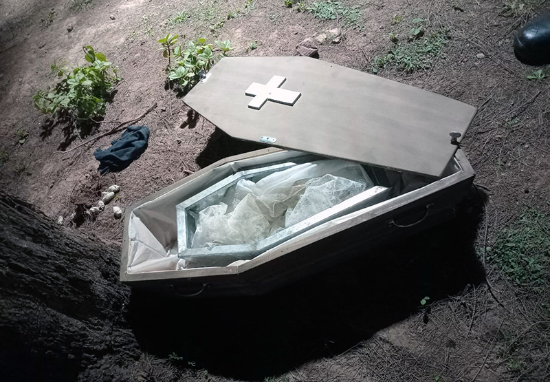 Sáenz Peña: vecinos encuentran un ataúd de niño en una avenida en pleno centro Sáenz Peña: vecinos encuentran un ataúd de niño en una avenida en pleno centro