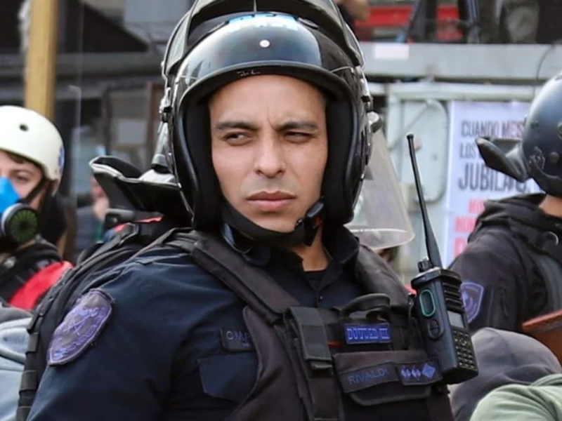 Las mil y una excusas del policía que gaseó a la nena de diez años para tratar de salir impune Las mil y una excusas del policía que gaseó a la nena de diez años para tratar de salir impune