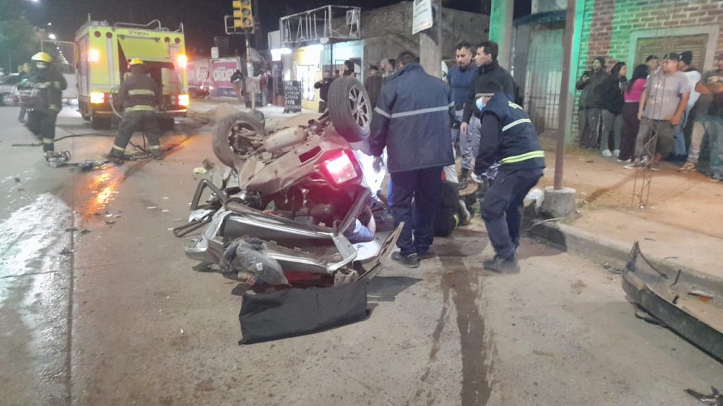 Choque en cadena dejó a un hombre atrapado en su auto