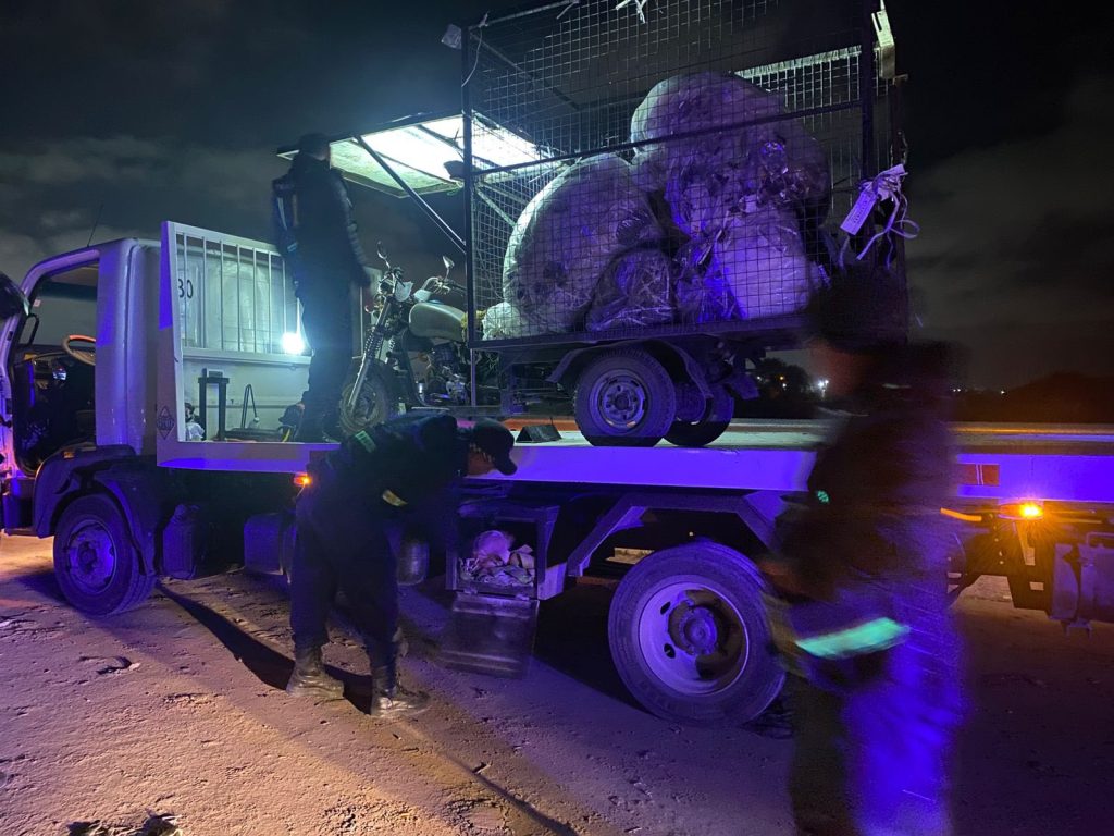 Secuestran una moto tras sorprender a un hombre arrojando basura en la vía pública