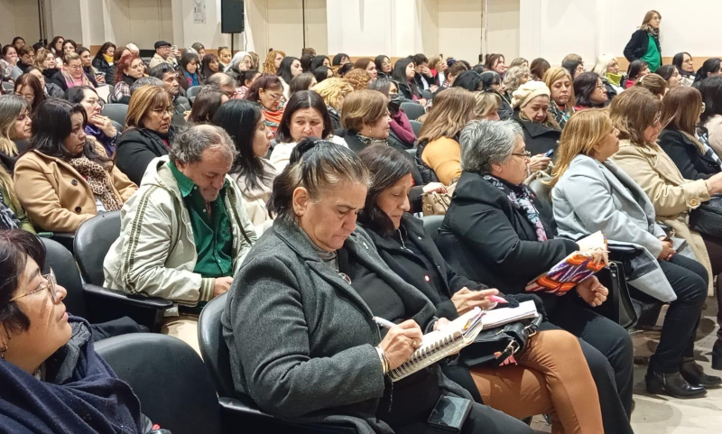 Educación refuerza los aprendizajes con entrega de libros y capacitación docente Educación refuerza los aprendizajes con entrega de libros y capacitación docente