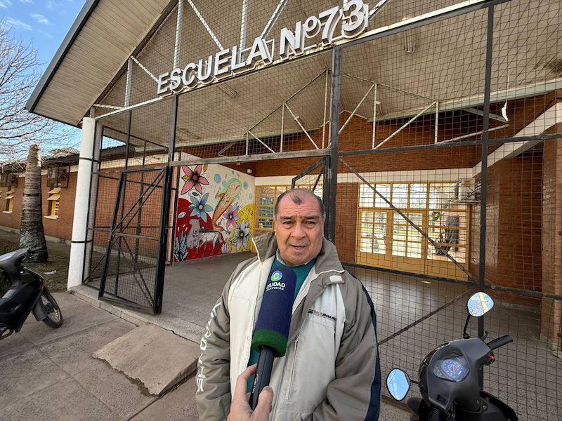 Una conductora embistió el portón de la Escuela 73 y se fugó: “Tuvimos que forzar el otro ala para que ingresen los chicos” Una conductora embistió el portón de la Escuela 73 y se fugó: “Tuvimos que forzar el otro ala para que ingresen los chicos”