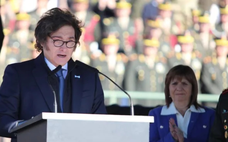 Javier Milei lideró el acto por el Día de la Bandera: “Durante años la política utilizó a las FFAA como un chivo expiatorio” Javier Milei lideró el acto por el Día de la Bandera: “Durante años la política utilizó a las FFAA como un chivo expiatorio”