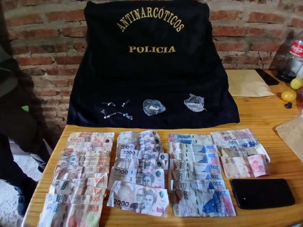 Tres detenidos tras allanamientos simultáneos con secuestro de drogas y dinero en efectivo