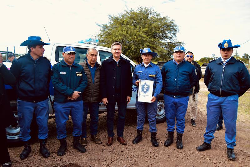 El gobernador entregó una camioneta 4×4 para el destacamento rural de La Leonesa El gobernador entregó una camioneta 4×4 para el destacamento rural de La Leonesa