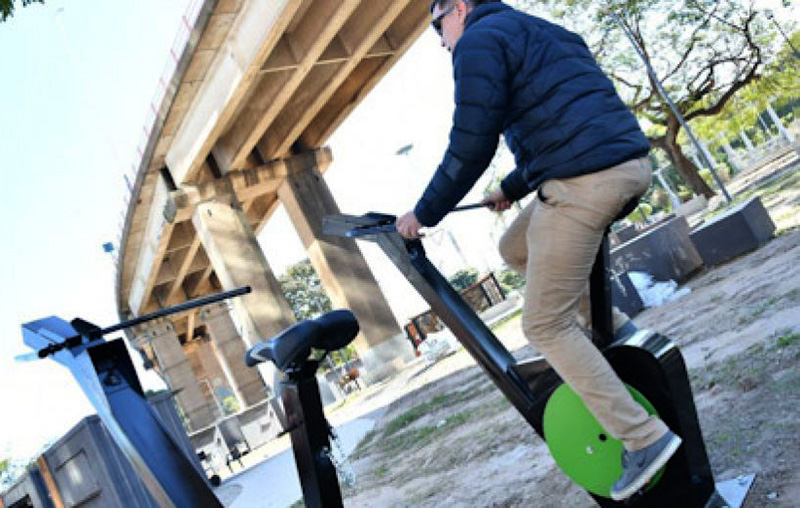 Instalan en la Costanera correntina bicicletas fijas que permiten cargar el celular al pedalear Instalan en la Costanera correntina bicicletas fijas que permiten cargar el celular al pedalear