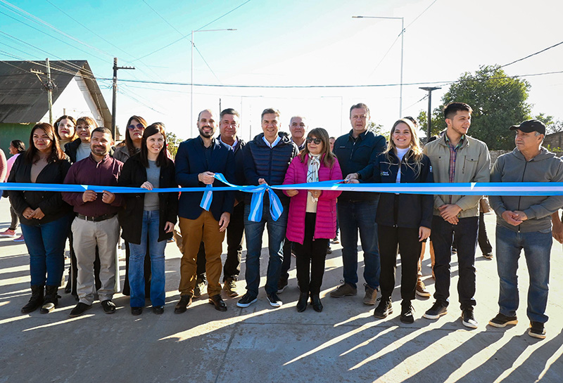 El Gobernador inauguró este sábado cuadras de pavimento e iluminación en General San Martín El Gobernador inauguró este sábado cuadras de pavimento e iluminación en General San Martín