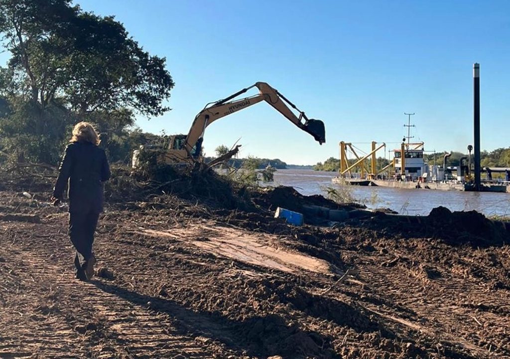 Riacho Barranqueras: YPF y el gobierno provincial avanzan en el dragado en la zona de descarga de la petrolera