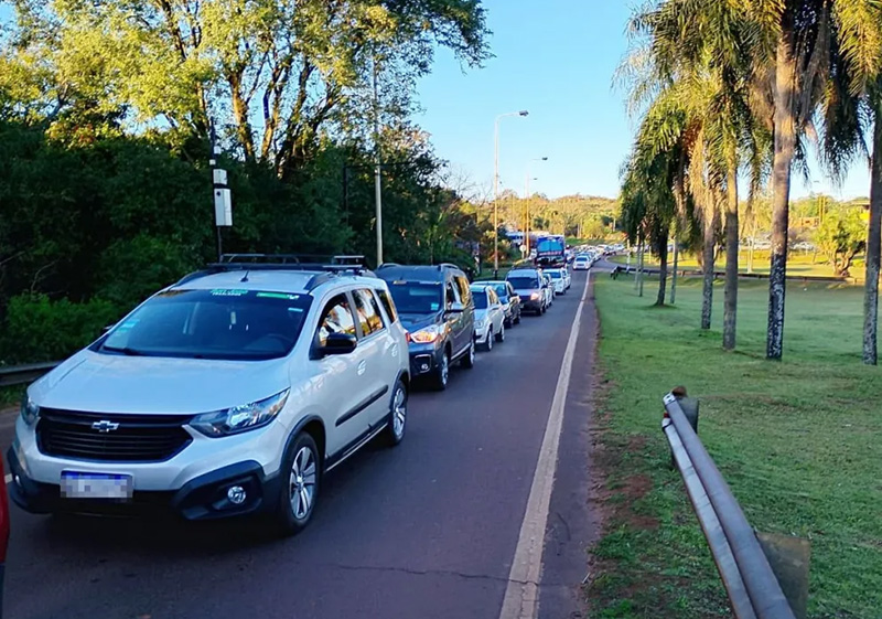 Iguazú: trabajadores del volante se manifestaron en el centro de frontera exigen mayor agilidad Iguazú: trabajadores del volante se manifestaron en el centro de frontera exigen mayor agilidad