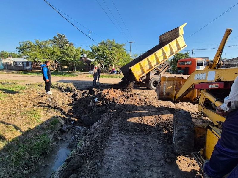 El Municipio de Barranqueras continúa con las tareas de mantenimiento y limpieza en la ciudad El Municipio de Barranqueras continúa con las tareas de mantenimiento y limpieza en la ciudad