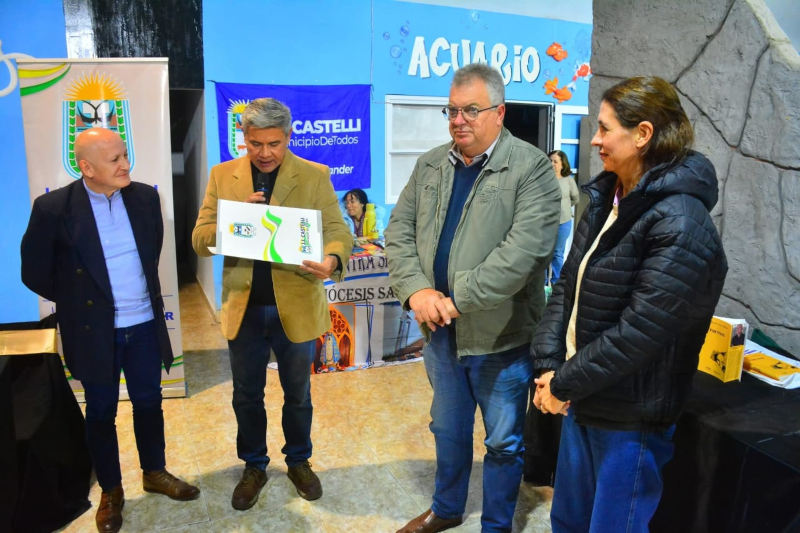 Lecturas, reflexiones, juegos y música en la tercera jornada de la Feria del Libro “Castelli Lee” Lecturas, reflexiones, juegos y música en la tercera jornada de la Feria del Libro “Castelli Lee”