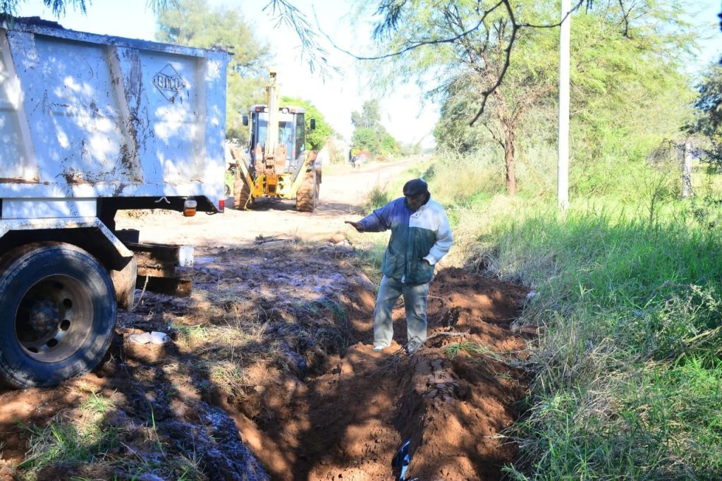 En Castelli, avanzan en la colocación de tubos para la apertura de calles