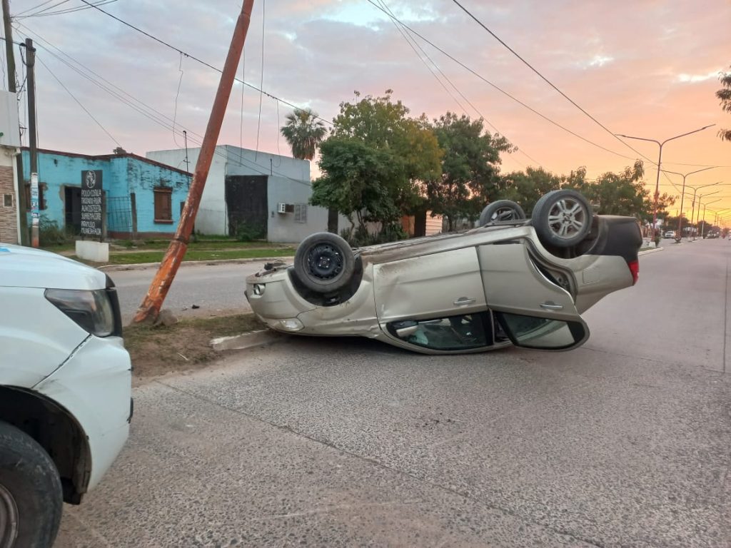 Perdió el control del auto, chocó una columna de alumbrado y volcó en avenida Urquiza Perdió el control del auto, chocó una columna de alumbrado y volcó en avenida Urquiza