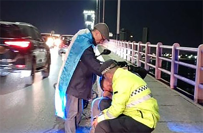 Eficaz accionar policial evitó que una persona atentara contra su vida en el Puente Belgrano Eficaz accionar policial evitó que una persona atentara contra su vida en el Puente Belgrano