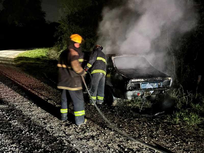 Colonia Benítez: un automóvil se incendió por un desperfecto eléctrico Colonia Benítez: un automóvil se incendió por un desperfecto eléctrico