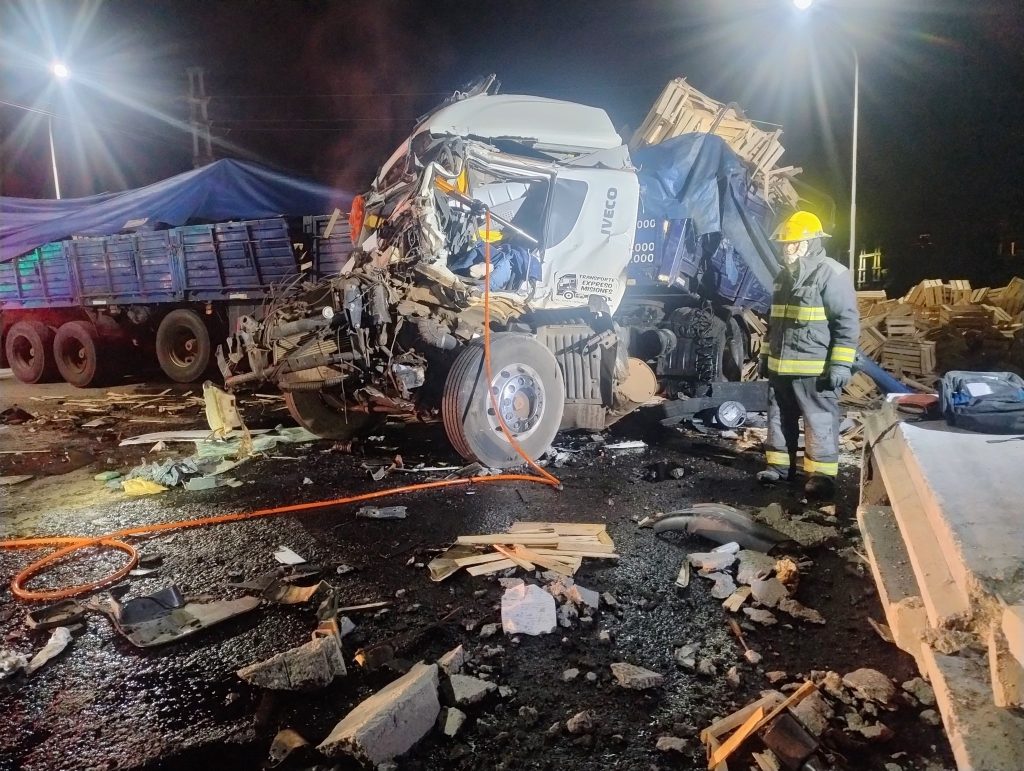 Muere un camionero en violento choque frontal en Quitilipi