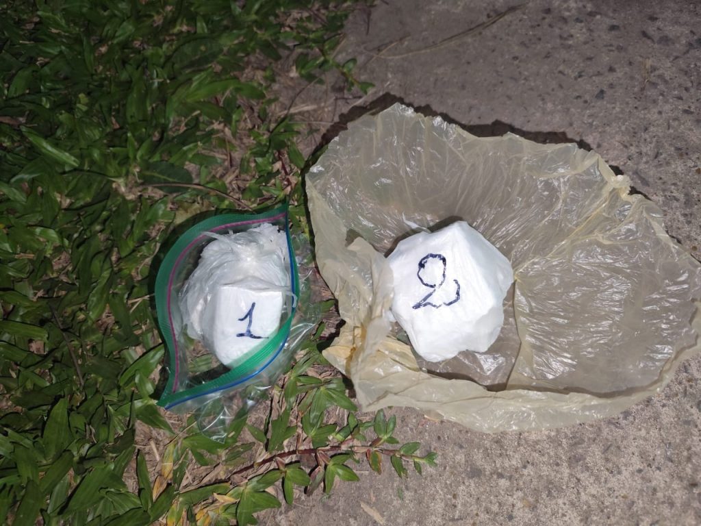 Atrapados vendiendo cocaína: una tenía prisión domiciliaria y otro con tobillera