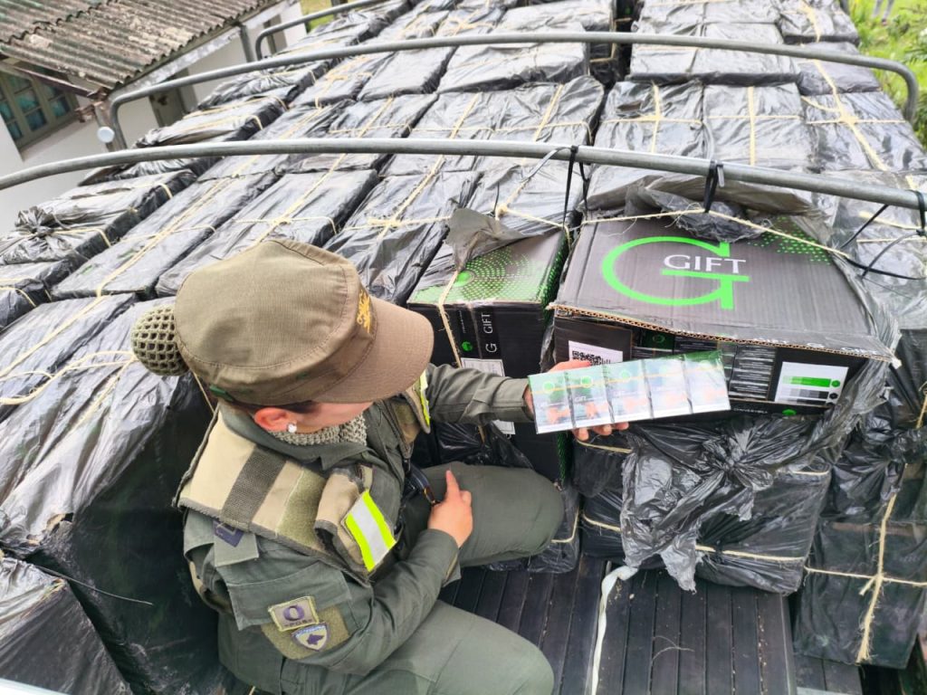 Ruta 11: interceptan un camión de cargas trasladando 250.000 atados de cigarrillos de contrabando
