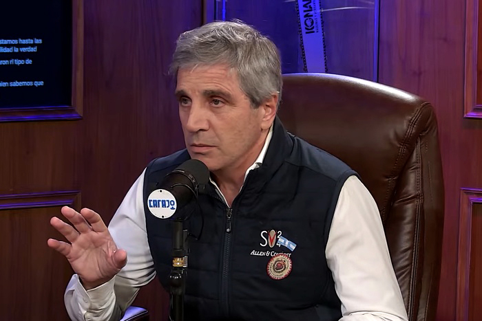 Caputo tira más nafta al incendio económico: “Vamos a vender hasta el último dólar” Caputo tira más nafta al incendio económico: “Vamos a vender hasta el último dólar”