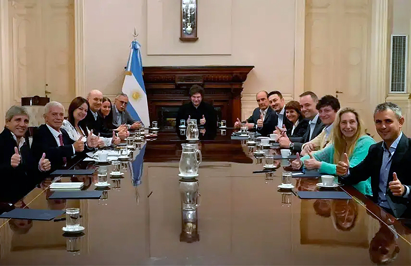 Sin cambios en el Gabinete pese a la derrota: Milei lanza “mesa nacional” con los mismos de siempre Sin cambios en el Gabinete pese a la derrota: Milei lanza “mesa nacional” con los mismos de siempre