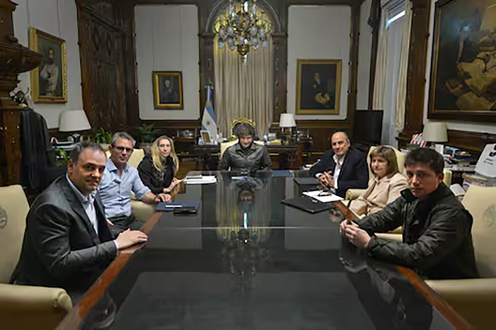 Milei, con su mesa chica ratificó el rumbo del Gobierno y criticaron a opositores, medios y empresarios Milei, con su mesa chica ratificó el rumbo del Gobierno y criticaron a opositores, medios y empresarios