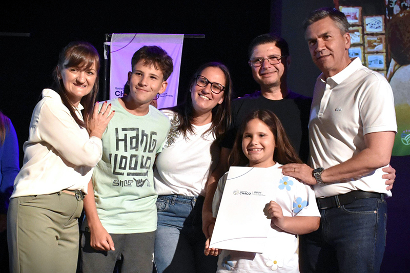 Más familias de Resistencia recibieron su título de propiedad de manos del Gobernador Más familias de Resistencia recibieron su título de propiedad de manos del Gobernador