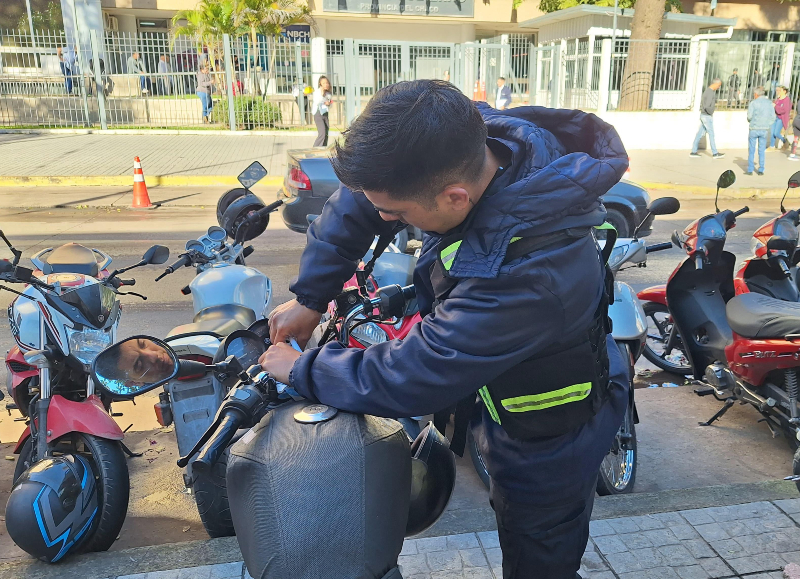 Removieron un automóvil y motos mal estacionadas y los trasladaron al corralón municipal Removieron un automóvil y motos mal estacionadas y los trasladaron al corralón municipal