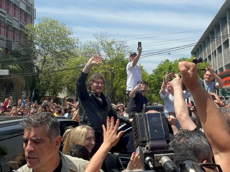 El presidente Javier Milei llegó a la Plaza Belgrano, tras ser recibido por el gobernador Zdero El presidente Javier Milei llegó a la Plaza Belgrano, tras ser recibido por el gobernador Zdero