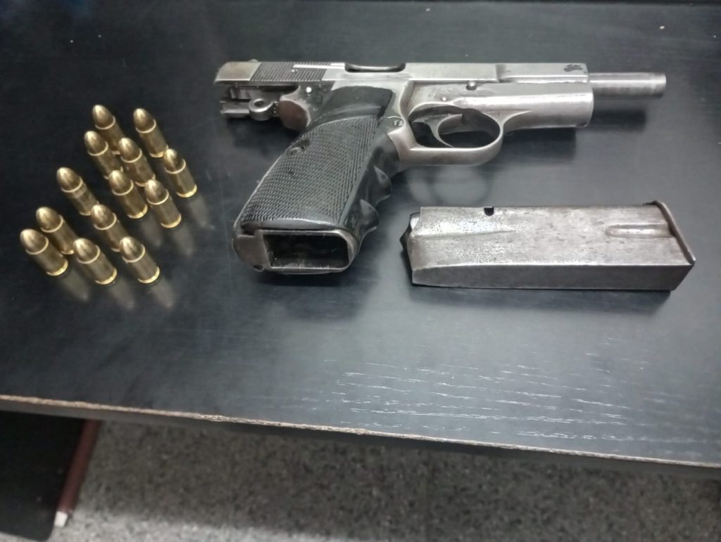 Intentaron escapar de un control y fueron detenidos con un arma de fuego