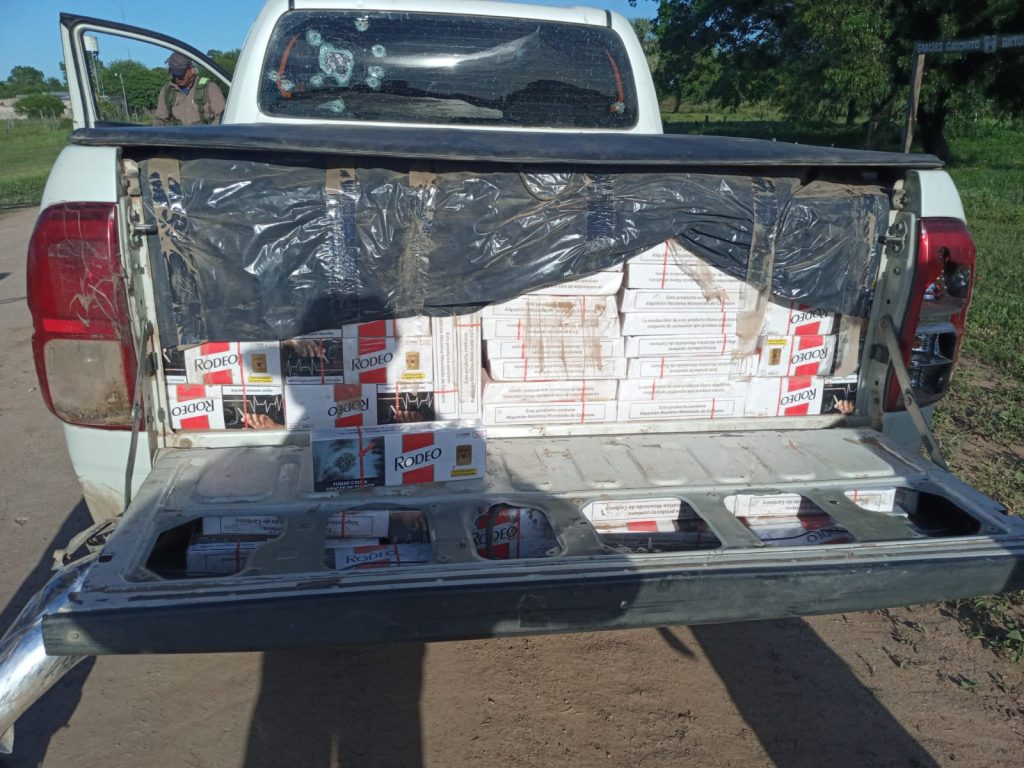 Secuestran camioneta con más de 40 cajas de cigarrillos de contrabando tras una persecución