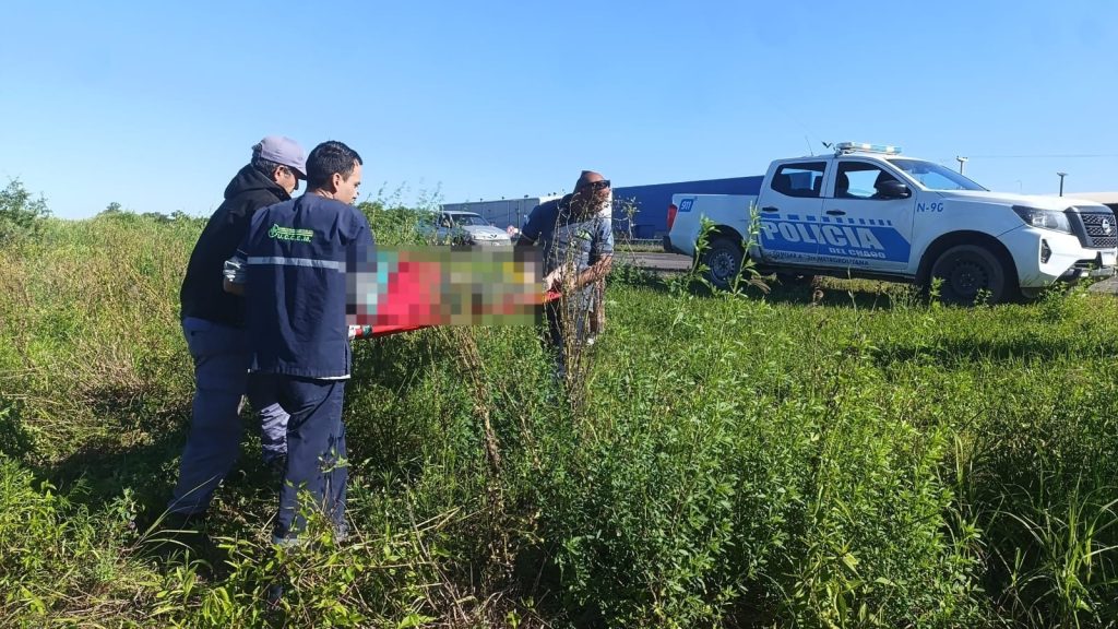 Motociclista despistó en Ruta 16 y cayó a un canal en Tirol