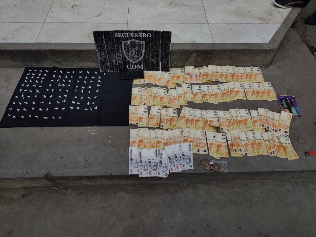 Detuvieron a un hombre con cocaína y más de 100 mil pesos